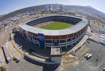 No sería la primera vez que América fungiera como local en el estadio de Gallos Blancos. En 2007 jugó los octavos de final de Copa Libertadores contra Santos de Brasil en dicho inmueble por un concierto de U2 en el Estadio Azteca. 