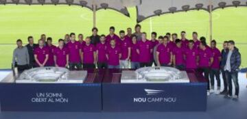 El primer equipo viendo la maqueta del Camp Nou.