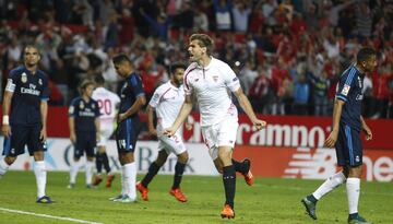 Un mes después, el 8 de noviembre, Sevilla y Real Madrid se vieron las caras en el Pizjuán. Sergio Ramos adelantó al equipo madridista pero el equipo sevillista volteó el resultado con tantos de Immobile, Banega y Llorente. James Rodríguez anotó el definitivo 3-2 en el añadido.