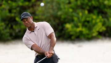 El golfista estadounidense Tiger Woods golpea una bola durante la primera jornada del Hero World Challenge.
