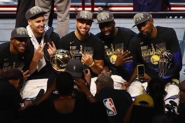 Andre Iguodala, Klay Thompson, Stephen Curry, Draymond Green y Kevin Durant.