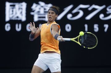 Gigante Nadal: borra a Tsitsipas y jugar¨¢ su 5? final en Australia
