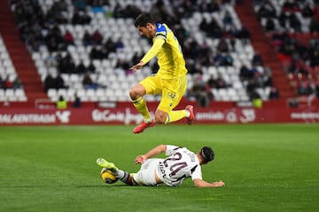 Carlos Fernndez disputando un baln junto a un futbolista del Albacete. Foto: Cdiz CF