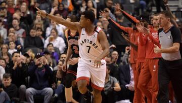 Kyle Lowry dedicando un gesto a la afici&oacute;n.