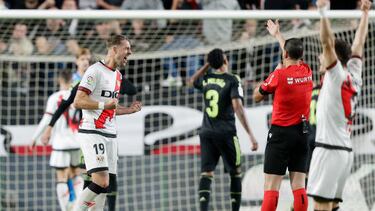 Los jugadores del Rayo celebran su victoria contra el Madrid.