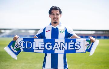 Djouahra luce camiseta y bufanda del Leganés durante su presentación. 