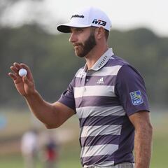 Dustin Johnson malvive en un US Open "fuera de control"