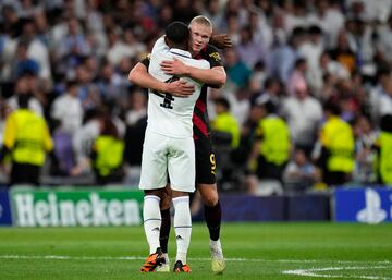 Rivales durante los noventa minutos pero amigos tras el pitido final. Alba y Haaland se saludan al final del encuentro.