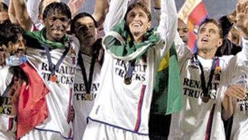 <b>RACHA TRIUNFAL</b>. Edmilson levanta la tercera Liga conquistada por el Lyon, las tres de modo consecutivo.