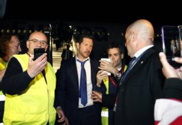 Simeone rodeado de empleados del aeropuerto Adolfo Suárez de Madrid.