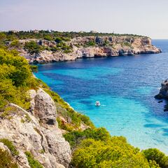 En Italia se olvidan de Ibiza para mudarse a la isla cercana con mismo mar pero con un “verdadero paraíso”