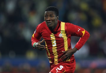 En la edici車n de 2010, que fue la primera del FIFA-Bal車n de Oro, el ghan谷s Asamoah Gyan estuvo entre los candidatos. El delantero compagin車 el Stade de Rennes y el Sunderland pero estuvo entre los finalistas gracias a su buen papel en el Mundial de Sud芍frica. Ser芍 recordado por fallar un penalti en el 迆ltimo minuto en cuartos de final ante Uruguay.