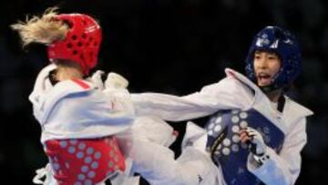 Kim So Hui conecta el golpe decisivo en su combate ante la rusa Anastasia Valueva.