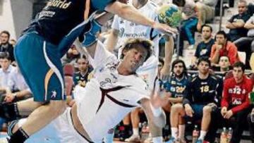 <b>IMPLACABLE. </b>Lamadrid frena como puede al pivote Laen.