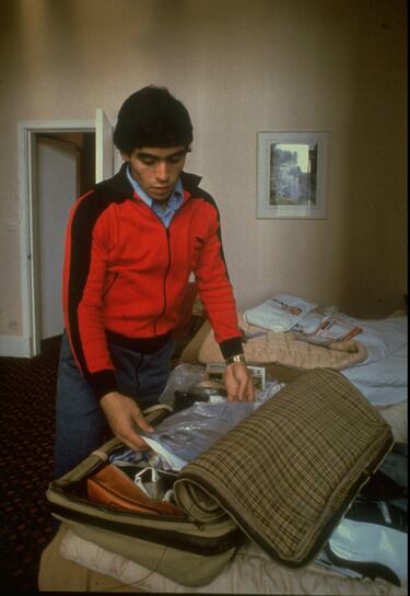 El joven Diego Maradona de Argentina prepara su maleta en enero de 1980.