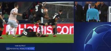 La mano de Kimpembe que el &aacute;rbitro se&ntilde;al&oacute; como penalti a favor del Manchester United en su partido contra el PSG.