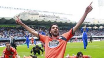 <b>CELEBRACIÓN A LO GRANDE. </b>Al final del partido los jugadores del Deportivo festejaron sobre el césped de Balaídos la victoria, con un Lassad eufórico al frente.