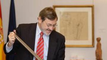 <b>OBSEQUIO. </b>Lissavetzky recibió un stick de la Selección de hockey.