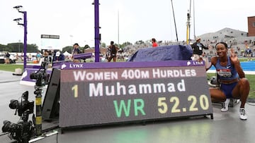 Dalilah Muhammad posa con su tiempo con el que ha logrado el r&eacute;cord mundial de 400 metros vallas en los Campeonatos de Estados Unidos celebrados en Des Moines, Iowa.