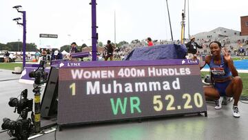 Dalilah Muhammad posa con su tiempo con el que ha logrado el r&eacute;cord mundial de 400 metros vallas en los Campeonatos de Estados Unidos celebrados en Des Moines, Iowa.