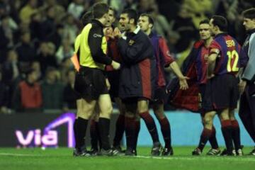 Real Madrid (2) - Barcelona (2). Losantos Omar anuló un gol legal a Rivaldo en los últimos instantes del partido. El brasileño disparó con tres compañeros en fuera de juego, pero fue Helguera quien tocó el balón y lo introdujo en la portería.