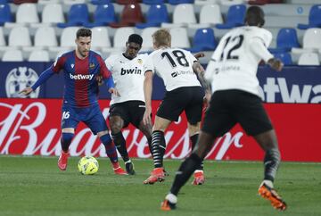 Rubén Rochina con Thierry Correia y Daniel Wass.