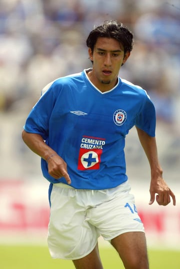 El defensa originado en las básicas de Cruz Azul buscó un hueco en el primer equipo, pero no tuvo la continuidad esperada en el cuadro celeste. Cabrera salió del conjunto celeste para el Apertura 2005.