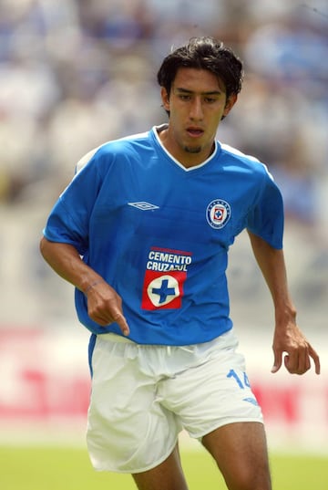 El defensa originado en las básicas de Cruz Azul buscó un hueco en el primer equipo, pero no tuvo la continuidad esperada en el cuadro celeste. Cabrera salió del conjunto celeste para el Apertura 2005. 