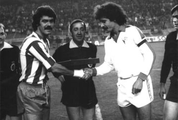 Era un centrocampista del Atlético en los años 70. Sufrió una fractura de escafoides en una de sus manos en un partido de verano y como el jugador, que estaba siendo importante para el entrenador, no quería perder el puesto en el once titular comenzó a jugar con un vendaje con una férula. Pasada las molestias el jugador toledano decidió seguir usando el resto de su carrera como amuleto. Algunos jugadores rivales también se quejaron de que Leal se extralimitaba en los balones divididos y les golpeaba con la parte dura de la férula.