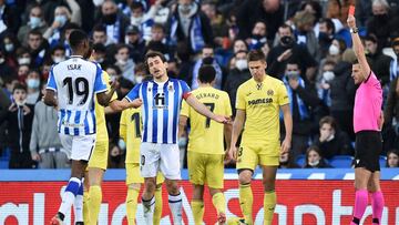 Oyarzabal ve la tarjeta roja durante el partido contra el Villarreal.