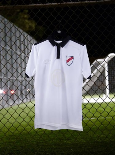 Umbro 'revive' la histórica primera camiseta de Colo Colo