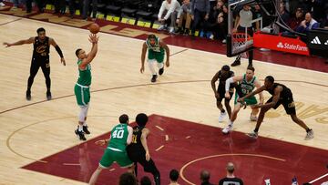 AME184. CLEVELAND (ESTADOS UNIDOS), 06/03/2023.- El alero de los Boston Celtics, Grant Williams (2do a la izquierda), falla un segundo tiro libre consecutivo, durante un partido de la NBA en el Rocket Mortgage Fieldhouse, en Cleveland (Estados Unidos). EFE/ David Maxwell
