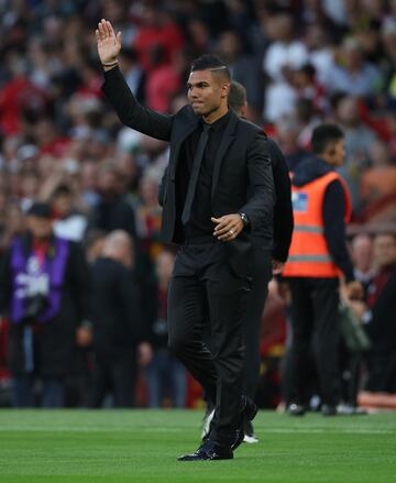 El centrocampista brasileño fue presentado ante los aficionados del Manchester United antes del encuentro frente al Liverpool.