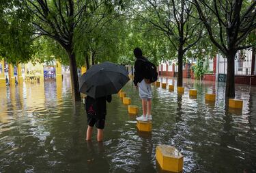 Calles anegadas de agua tras las lluvias torrenciales en la jornada de hoy en Sevilla.