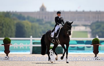 Para la jinete alemana especializada en la modalidad de doma, la edad es solo un número y así lo demuestra a sus 55 años compitiendo y ganando medallas. Las últimas, oro por equipos y plata individual en París 2024. Esta consecución la colocan como la primera deportista en conseguir una medalla en 7 Juegos Olímpicos diferentes, desde Barcelona 1992 hasta París 2024.