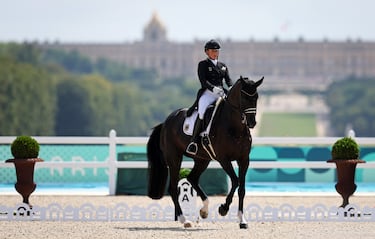 Para la jinete alemana especializada en la modalidad de doma, la edad es solo un número y así lo demuestra a sus 55 años compitiendo y ganando medallas. Las últimas, oro por equipos y plata individual en París 2024. Esta consecución la colocan como la primera deportista en conseguir una medalla en 7 Juegos Olímpicos diferentes, desde Barcelona 1992 hasta París 2024.