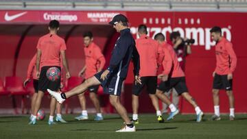 Lopetegui prueba el nuevo balón de invierno de LaLiga.