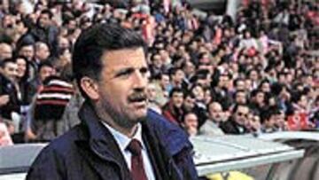 <b>INCERTIDUMBRE</B>. Acebal sabe que continuará en el Sporting, pero no sabe cuál será su puesto ni sus funciones en el organigrama técnico.