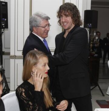 Premios AS 2014. Enrique Cerezo con Carles Puyol.