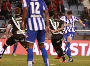 1-1. Florín Andone anotó, para el Depor, el gol del empate en propia puerta.