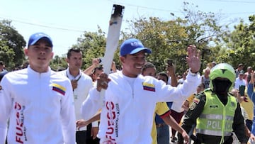 Carlos Bacca llev&oacute; la llama de los Juegos Centroamericano y del Caribe Barranquilla 2018 en su paso por Puerto Colombia