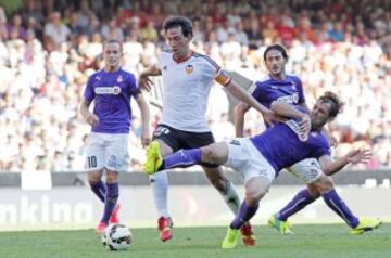 El centrocampista del Valencia Daniel Parejo lucha un balón, durante el partido de la tercera jornada de Liga de Primera División, disputado esta tarde en el estadio de Mestalla.