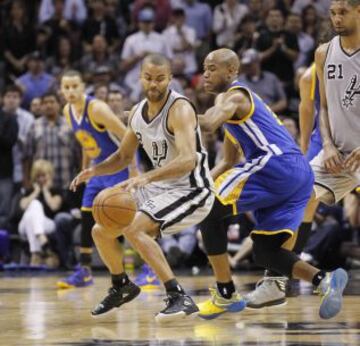 Spurs 129 - Warriors 127 (1-0). Tony Parker ante el jugador de los Golden State Warriors, Jarrett Jack.