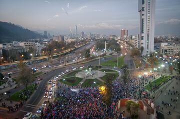 Hinchas de Universidad de Chile celebran en Plaza Italia.
