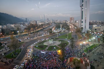 Hinchas de Universidad de Chile celebran en Plaza Italia.