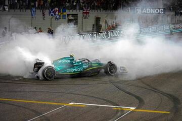 Sebastian Vettel, que se retira de la F1 haciendo unos donuts para la grada.