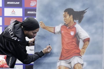 Durante la atención a medios de este juego homenaje, Ronaldinho recibió una pintura suya con la camiseta de Independiente Santa Fe, pieza muy valiosa para el cuadro cardenal.