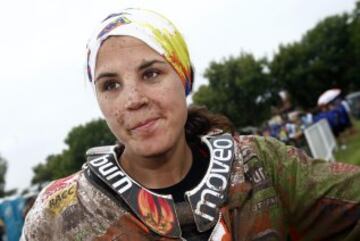 La piloto española Laia Sanz celebra su noveno puesto tras cruzar la línea de meta en la última etapa del Dakar 2015 hoy, sábado 17 de enero de 2015, entre las localidades de Rosario y Buenos Aires, Argentina. El Dakar 2015 finalizó hoy tras disputarse desde el 3 al 17 de enero entre Argentina, Chile y Bolivia.