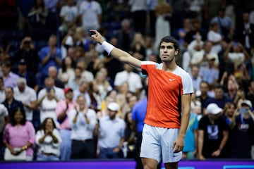 Partido de semifinales del US Open de tenis entre Carlos Alcaraz y Frances Tiafoe.