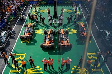 De izquierda a derecha, Los coche de Lewis Hamilton, Oscar Piastri y Lando Norris aparcados en los boxes en el orden del podio.